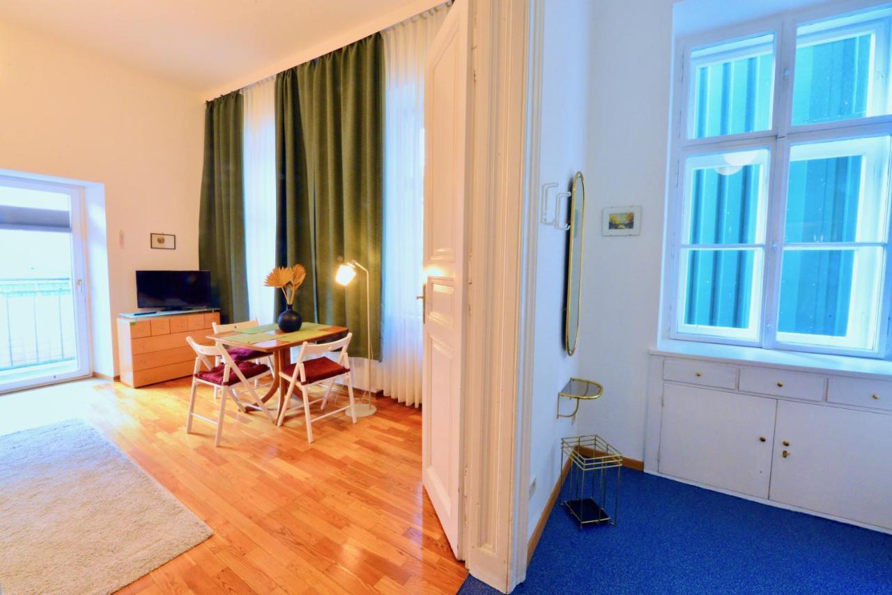 Charming With Balcony In Hip & Trendy Margareten Appartement