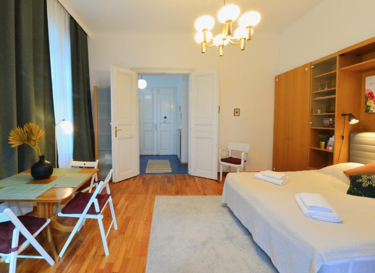 Appartement Charming With Balcony In Hip & Trendy Margareten *